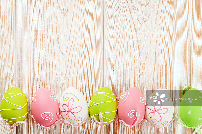 复活节彩蛋放在木桌上图片素材