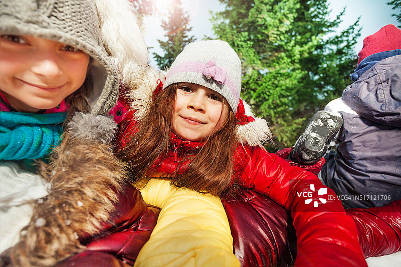 近距离的肖像快乐的女孩在冬天的森林图片素材
