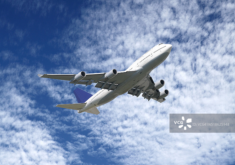客机和多云的天空图片素材