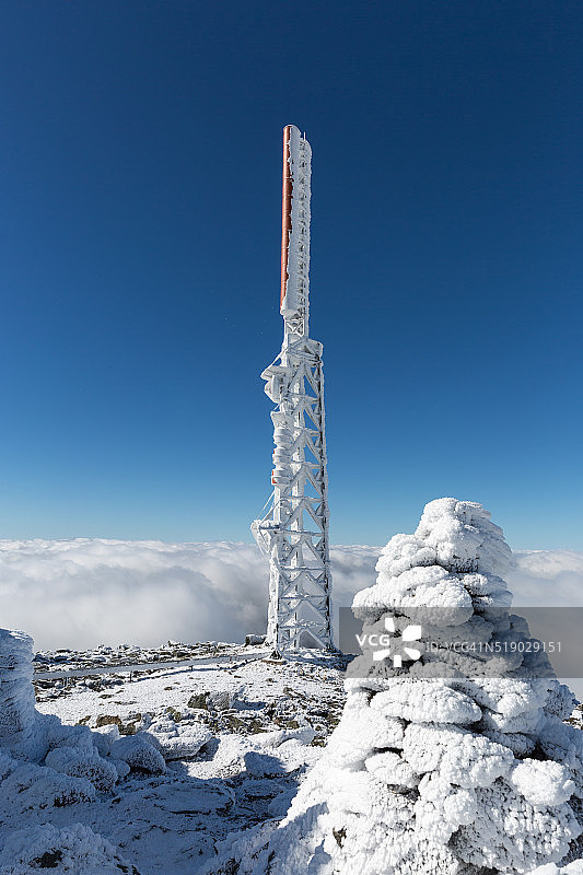 山顶上冻结的通信天线图片素材