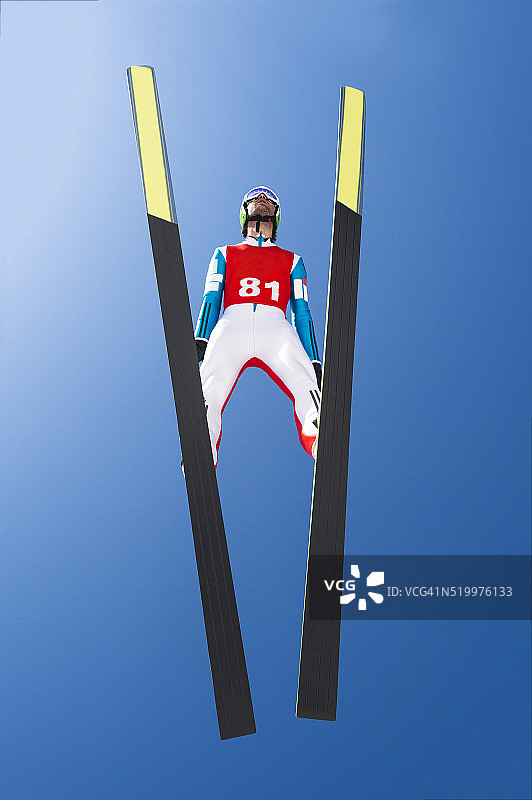 半空中跳台滑雪的较低视角图片素材