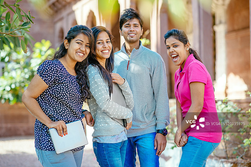 年轻快乐的印度学生图片素材