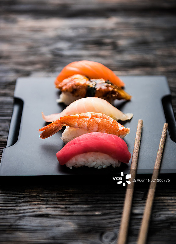 生鱼片寿司用筷子和酱油图片素材