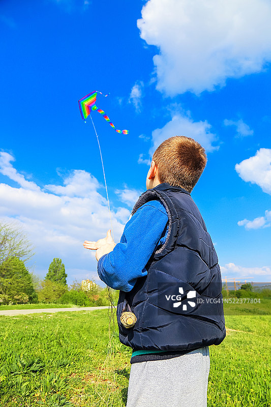 男孩在空中放风筝图片素材