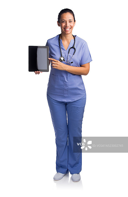 微笑的女护士展示数码平板电脑图片素材