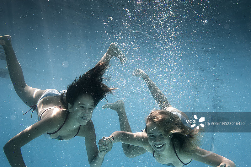 两个少女在游泳图片素材