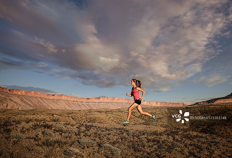 在沙漠中跑步的女人，大章克申，美国科罗拉多州图片素材
