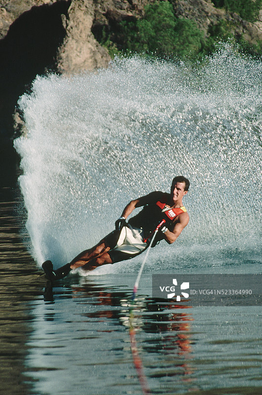 滑水者在科罗拉多河上踢起一只公鸡尾巴图片素材