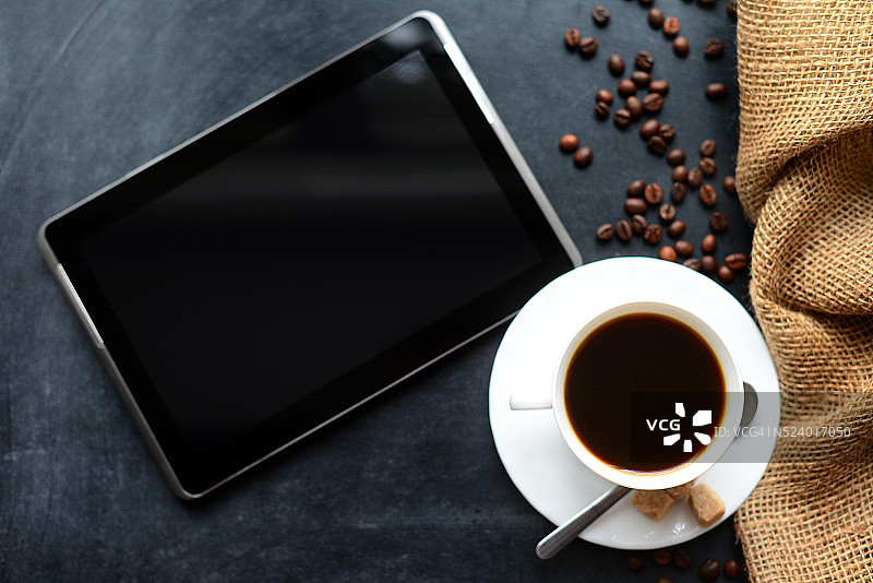 一杯咖啡和数码平板电脑图片素材