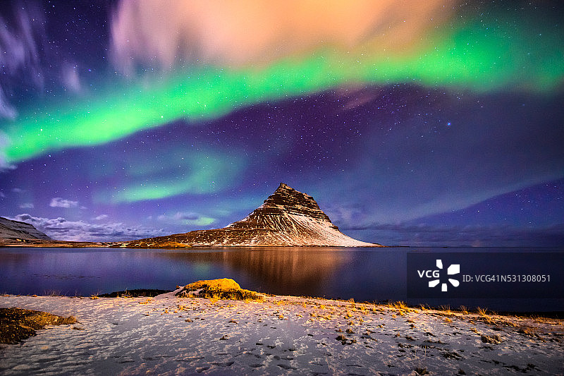 令人惊叹的天体光北极光在冰岛的柯尔杰费尔侧景图片素材