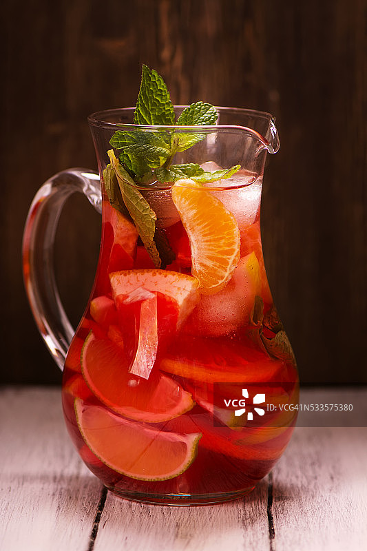 传统的红色西班牙桑格利亚汽酒与不同的柑橘图片素材