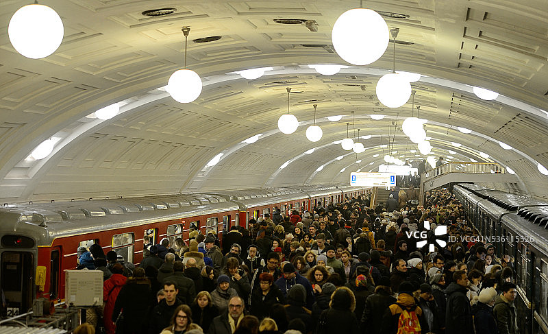 高峰时段的莫斯科地铁站图片素材