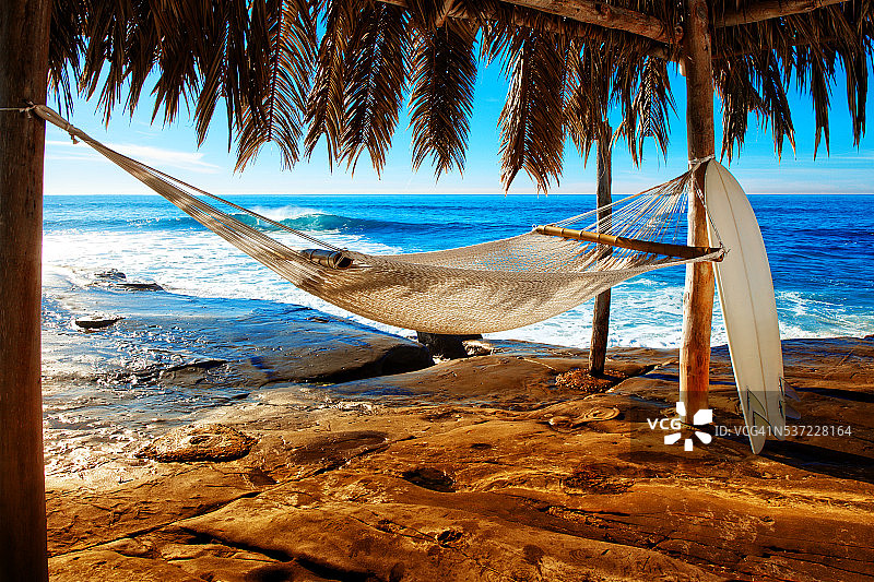 梦想的海滩度假，带吊床和冲浪板，图片素材