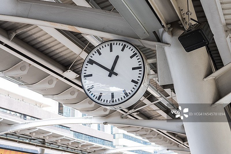 火车站的经典圆形挂钟图片素材