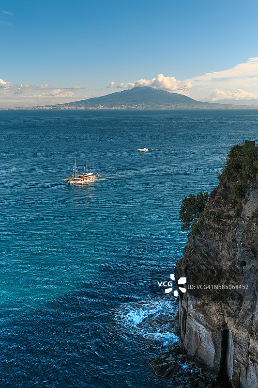 帆船和摩托艇在海湾中航行。意大利。图片素材