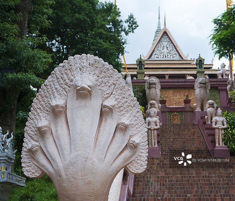 那加蛇雕像和柬埔寨金边寺入口图片素材
