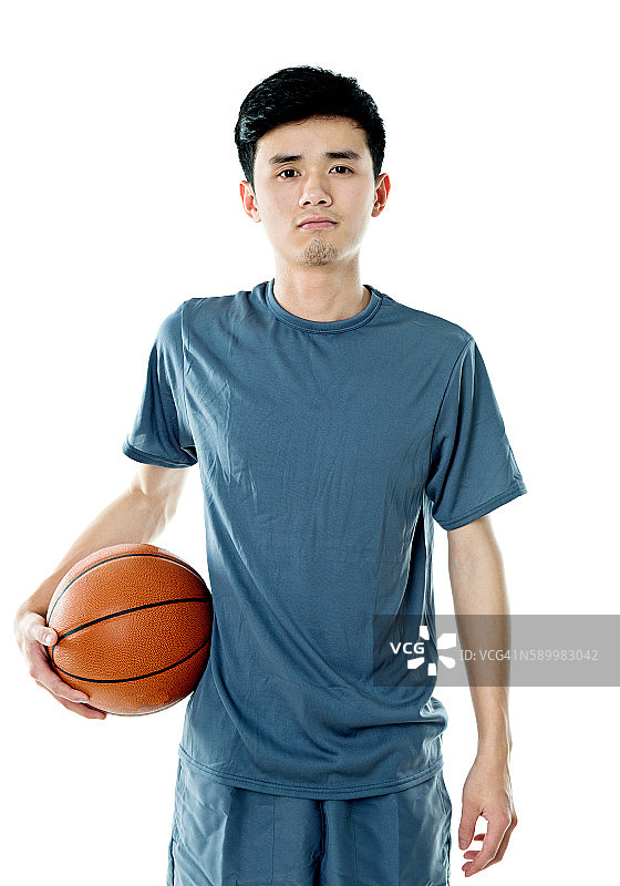 年轻的亚洲人与篮球图片素材