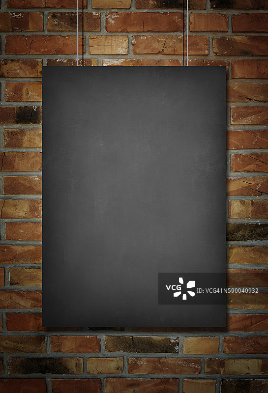 砖墙背景上的空白黑板图片素材