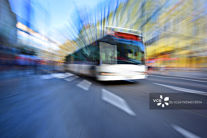 飞行巴士在城市的交通中，高峰时刻图片素材