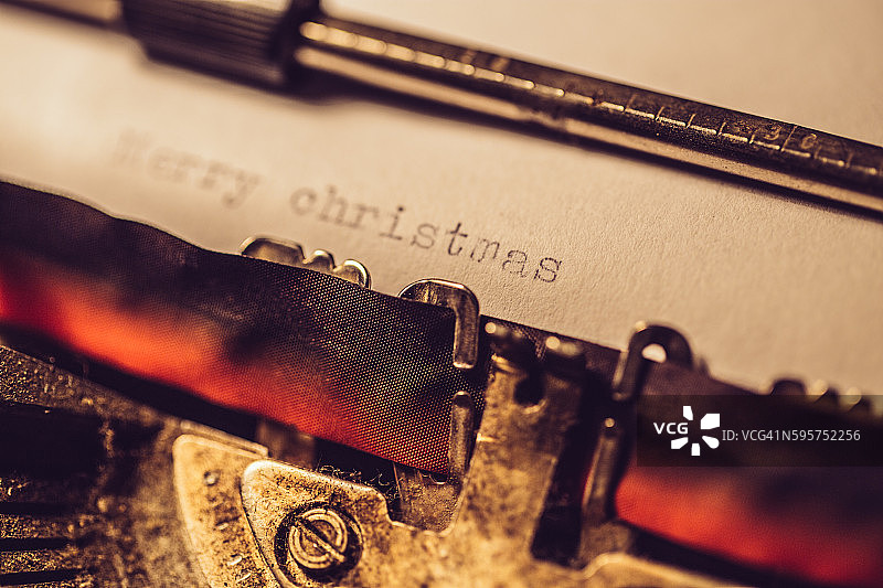 “圣诞快乐”是用一台旧打字机打出的图片素材