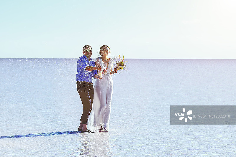 在土耳其盐湖城的新婚夫妇图片素材