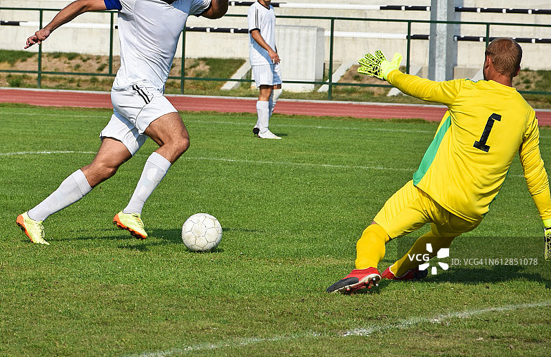 足球运动员踢进一个球图片素材