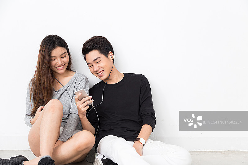 年轻的亚洲夫妇听音乐图片素材