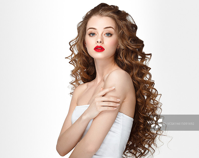 女人肖像与卷发完美化妆红唇。图片素材