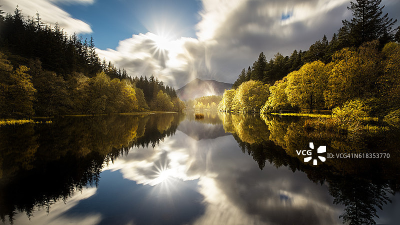 秋天的Glencoe Lochan有清晰的倒影图片素材