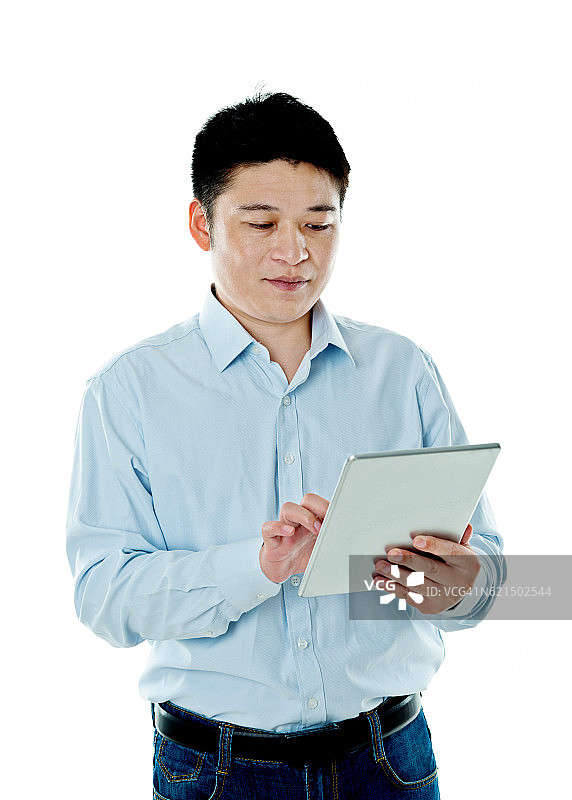 年轻的亚洲人拿着数码平板电脑图片素材