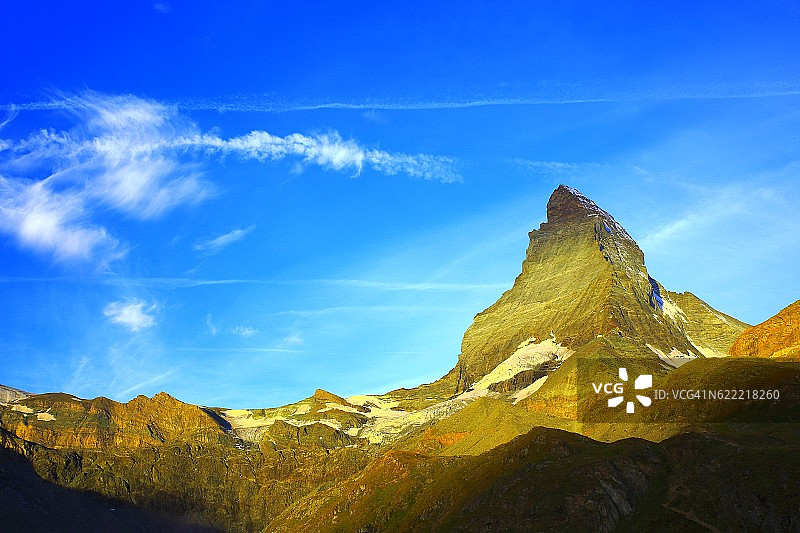田园诗般的马特洪峰高山景观，瑞士阿尔卑斯山泽马特上方的金色日出图片素材
