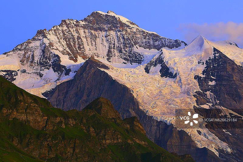 少女，瑞士阿尔卑斯山伯恩斯高地，lauterbrunnen和Grindelwald之上图片素材