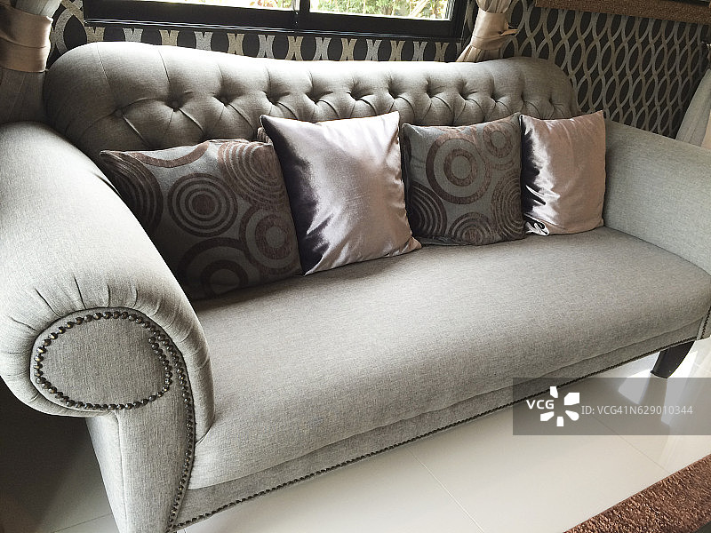 现代客厅的细节，沙发上有枕头靠垫图片素材