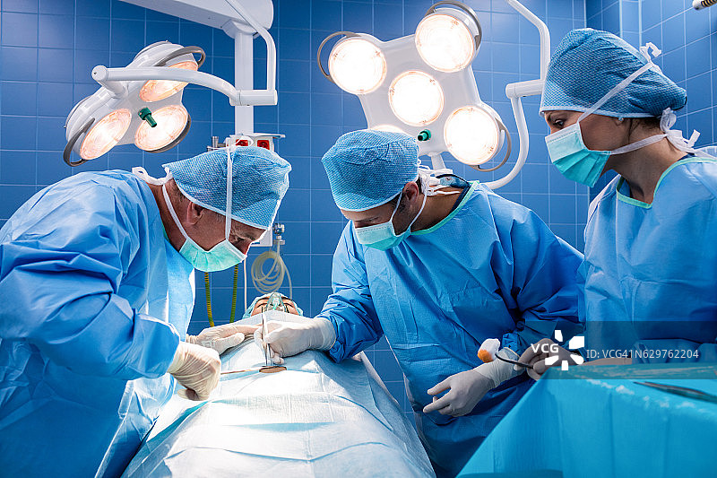 在手术室里做手术的外科医生图片素材