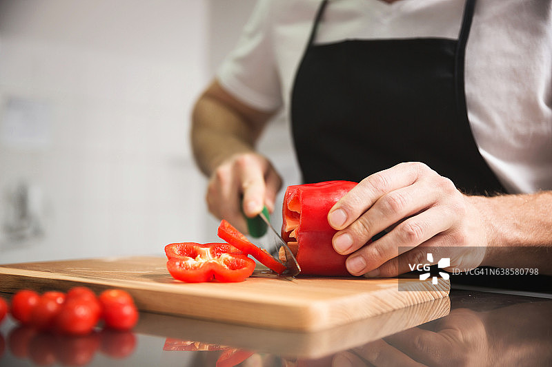 厨师手切红辣椒图片素材