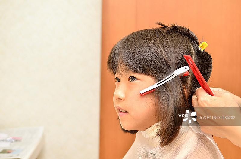 理发的日本女孩图片素材