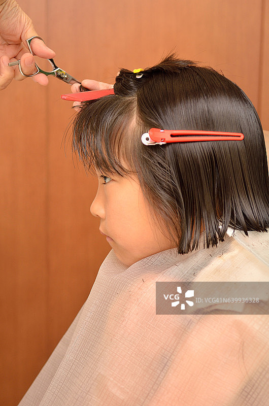 理发的日本女孩图片素材