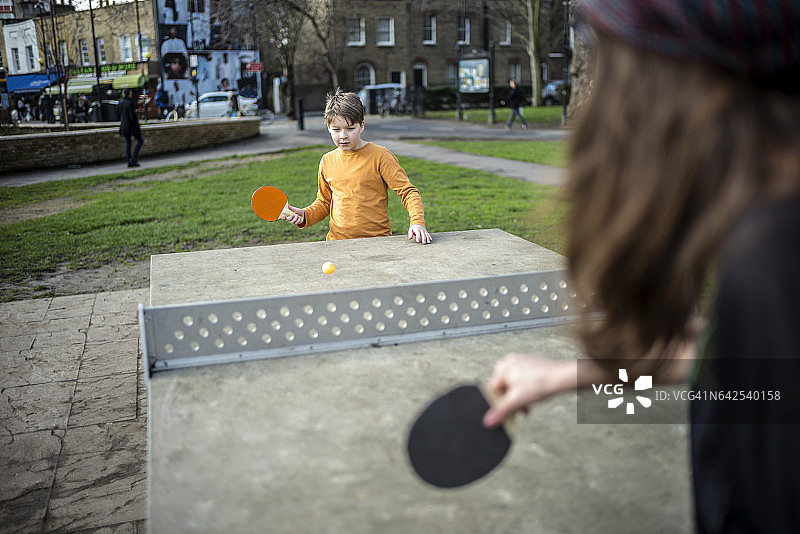 在公园里打乒乓球。图片素材