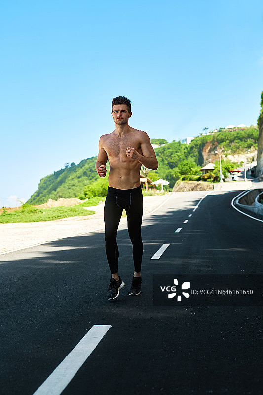 英俊的肌肉男在户外跑步和锻炼。运动、健身的概念图片素材