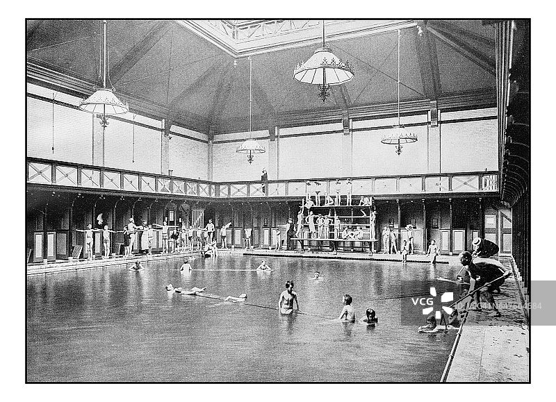 古董伦敦的照片:在肯辛顿公共浴室的游泳课图片素材
