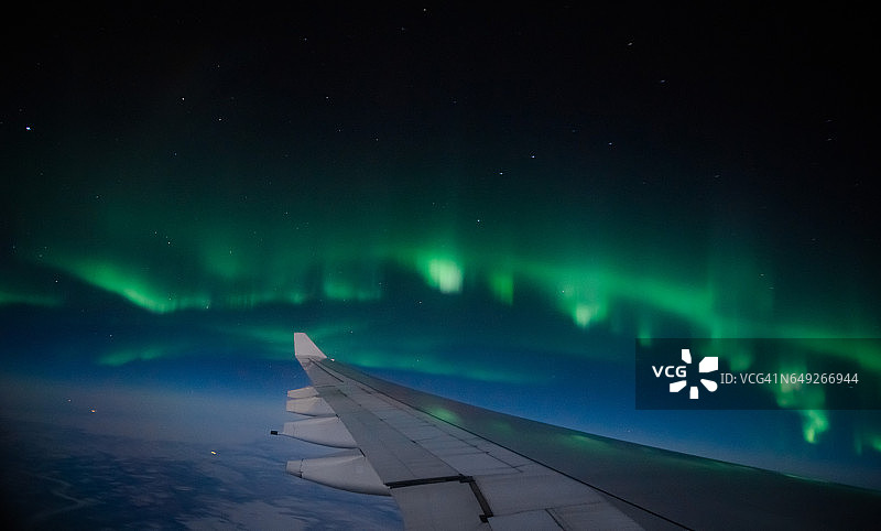 从飞机上看到的北极光图片素材