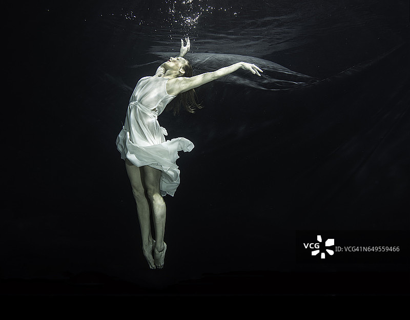 年轻的女芭蕾舞者在水下跳舞图片素材