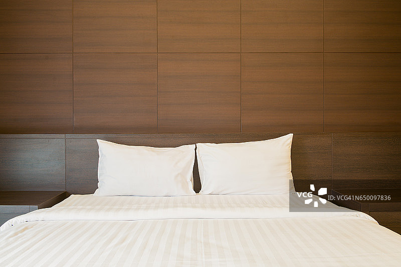 柔和的浅色卧室。宽敞舒适的双人床，典雅古典的卧室图片素材