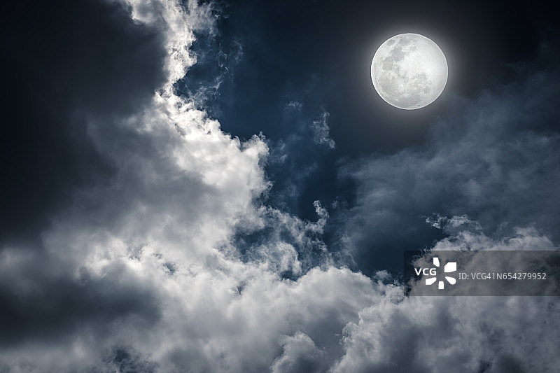 乌云密布的夜空和满月。复古基调的效果。图片素材