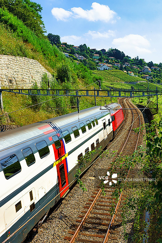 在瑞士拉沃葡萄园梯田上运行的瑞士火车图片素材