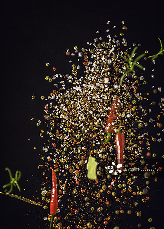 用辣椒和胡椒粒混合食物爆炸图片素材