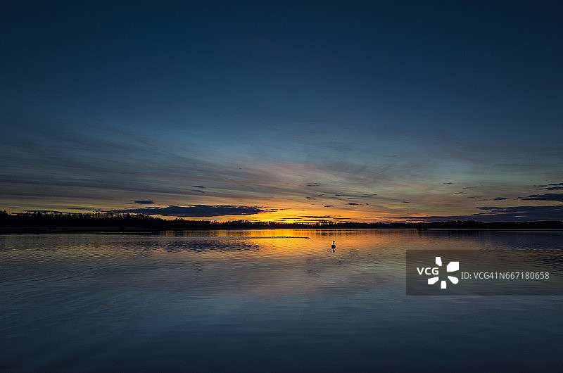 美丽的自然和风景照片的彩色日落在一个湖在瑞典图片素材