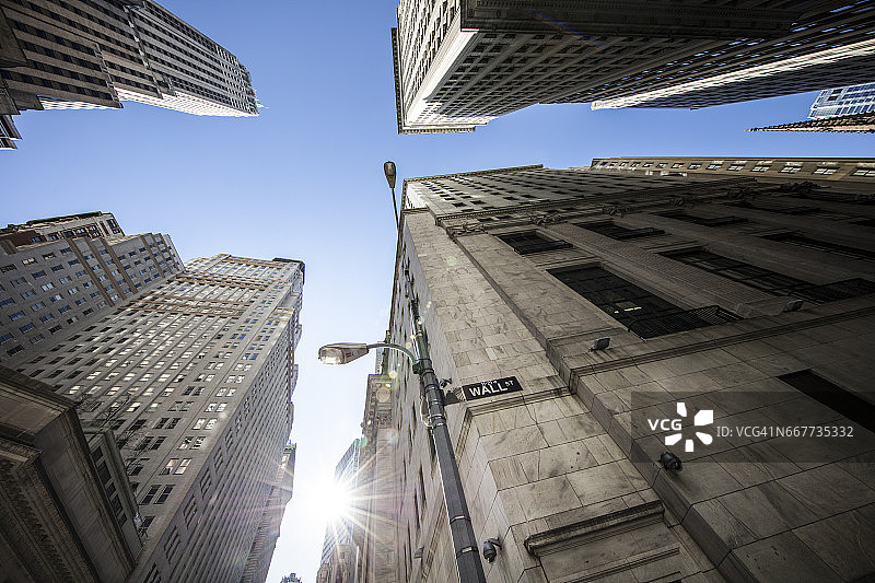 华尔街和金融区，广角视角向上看图片素材