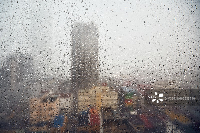 城市里的雨图片素材