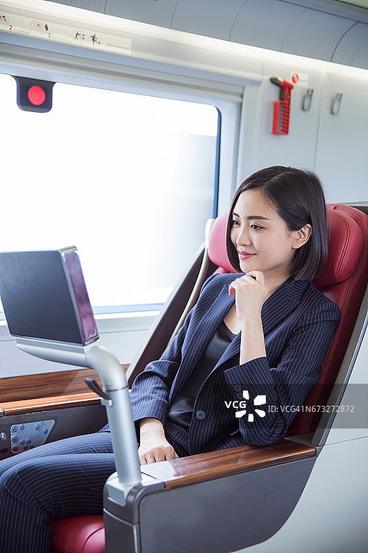 中国上海，美丽的女商人坐在高铁里。图片素材